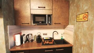 Réfrigérateur, micro-ondes, chaise haute, congélateur