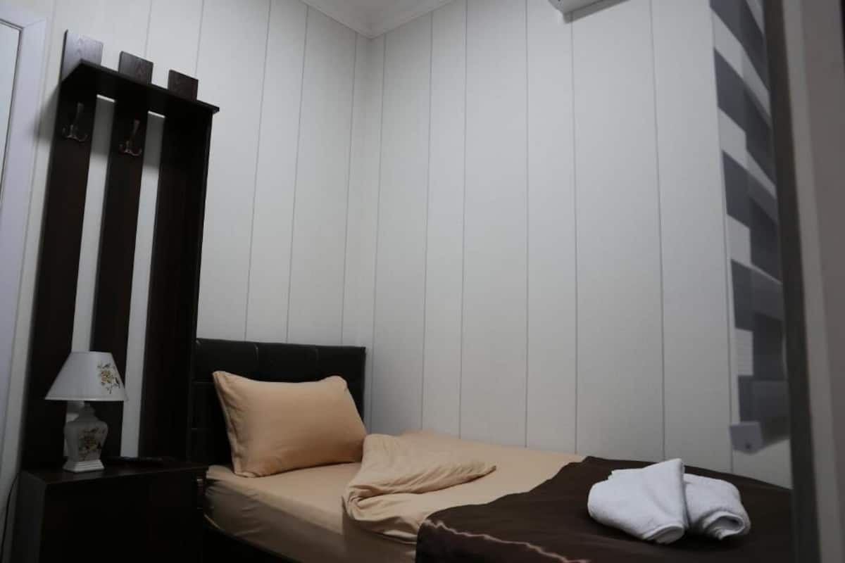 Chambre Simple Standard, salle de bains privée | Coffres-forts dans les chambres, fer et planche à repasser