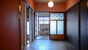 Una tradizionale stanza giapponese con porte scorrevoli, pavimento in tatami e paravento shoji.