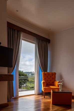 Firemannsrom – premium, flere senger, badekar, utsikt mot innsjø | Sengetøy av topp kvalitet, senger med overmadrass og safe på rommet