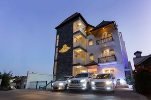 Façade de l’hébergement - soirée/nuit