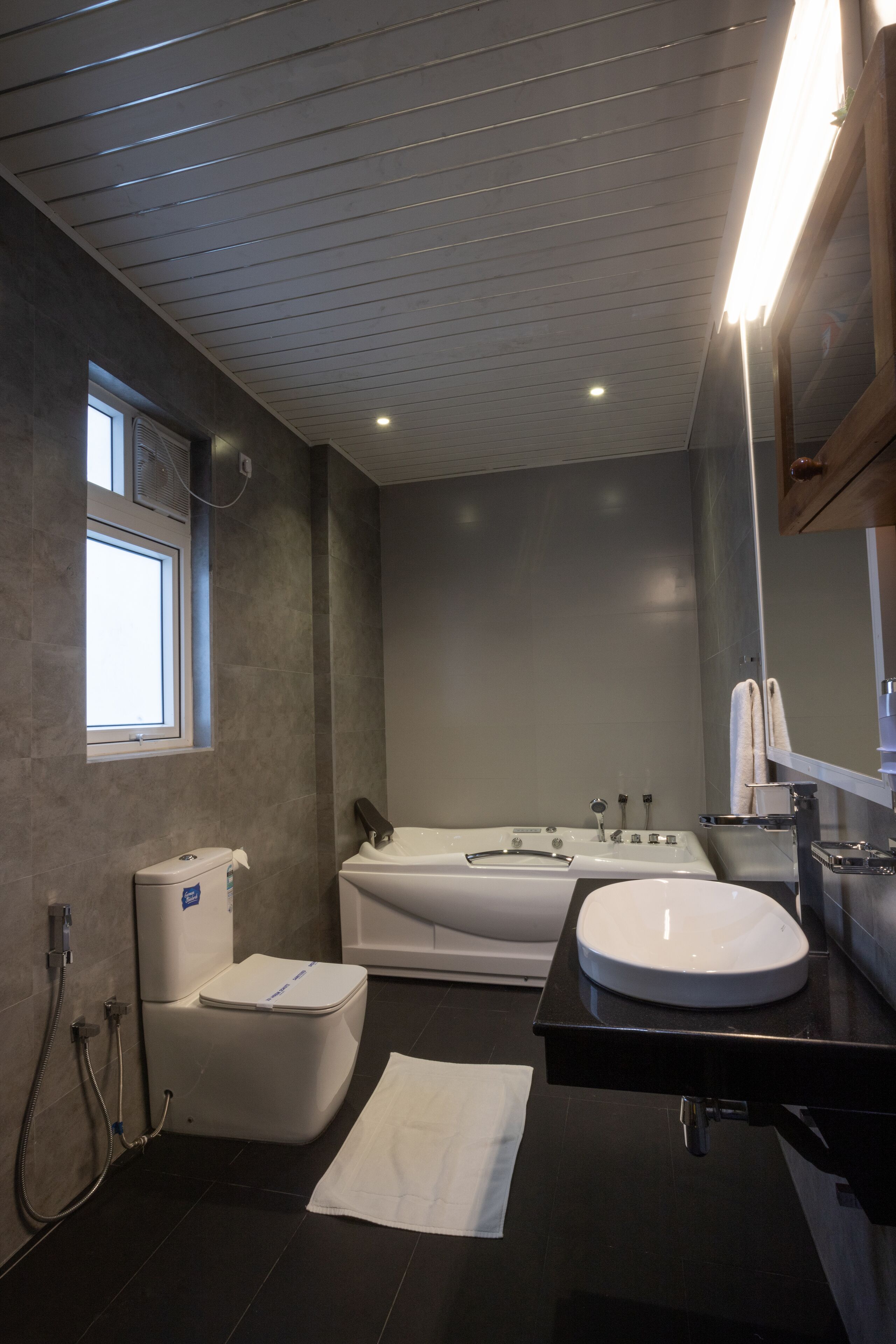 Un baño moderno con inodoro, bañera y lavamanos.