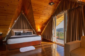 Suíte grand, várias camas, banheira de hidromassagem, vista para o lago | Vista do quarto