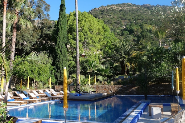 Piscine extérieure (ouverte en saison), parasols de plage