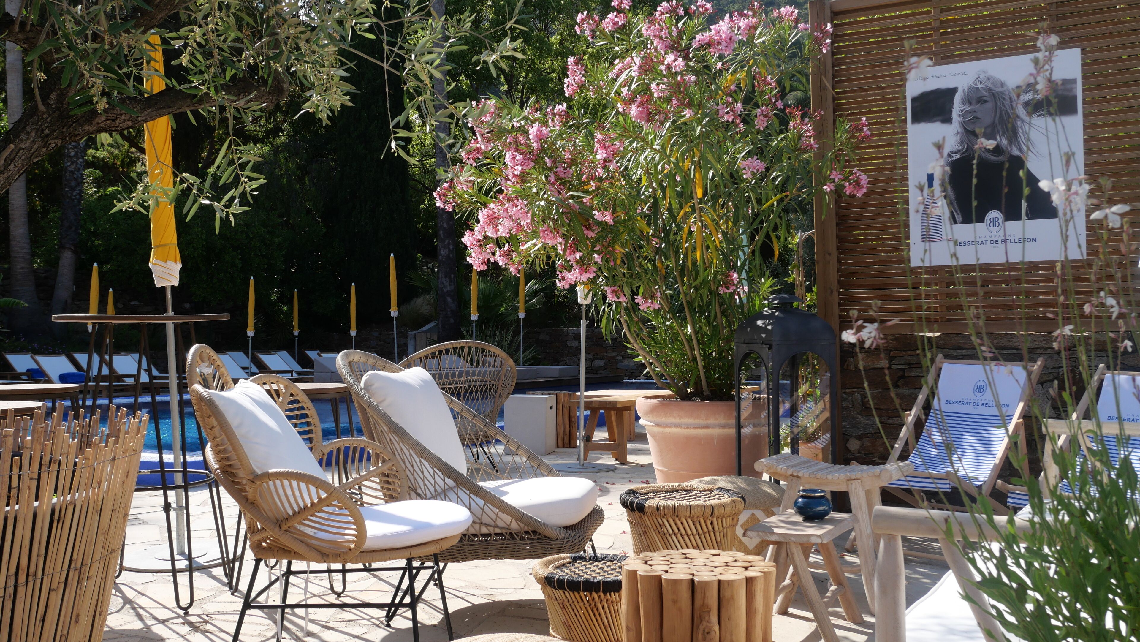 Cocktail bar, pool views, open daily