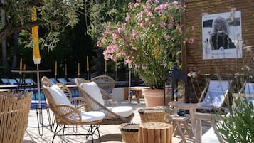 Cocktail bar, pool views, open daily