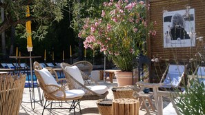 Cocktailbar, Blick auf den Pool, täglich geöffnet