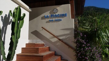 Bar de cocktails, con vista a la piscina, abre todos los días