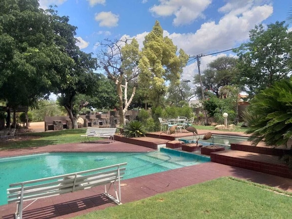 Una piscina al aire libre