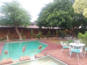 Una piscina al aire libre