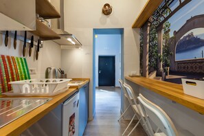 Kühlschrank, Herdplatte, Wasserkocher mit Kaffee-/Teezubehör