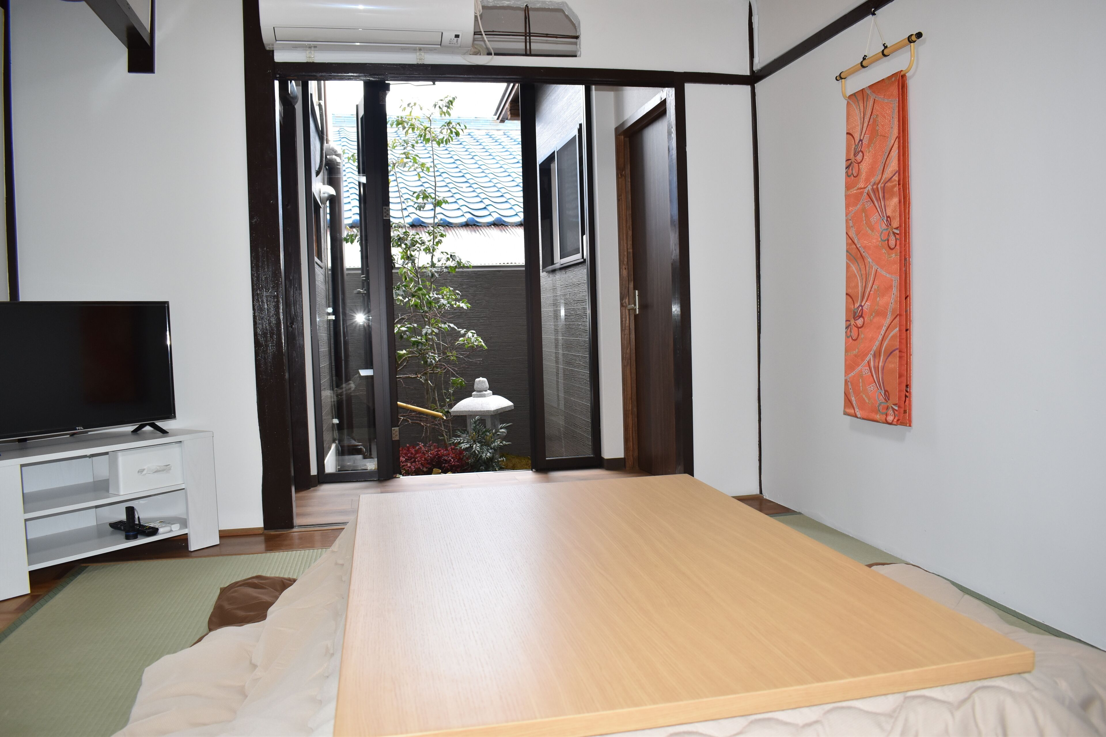 24 インチの薄型テレビ (デジタル放送視聴可)、テレビ