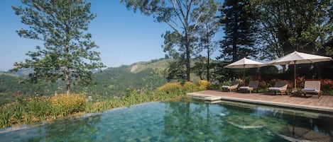 Piscine extérieure, chaises longues