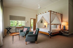 أغطية فراش متميزة وخزنة داخل الغرفة وبديكورات فريدة لكل غرفة