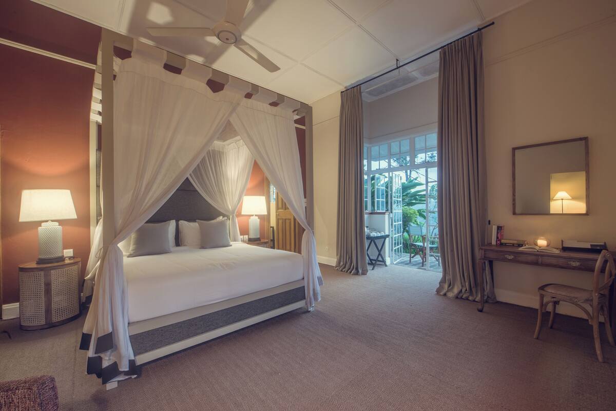 Premium bedding, in-room safe, desk, blackout drapes