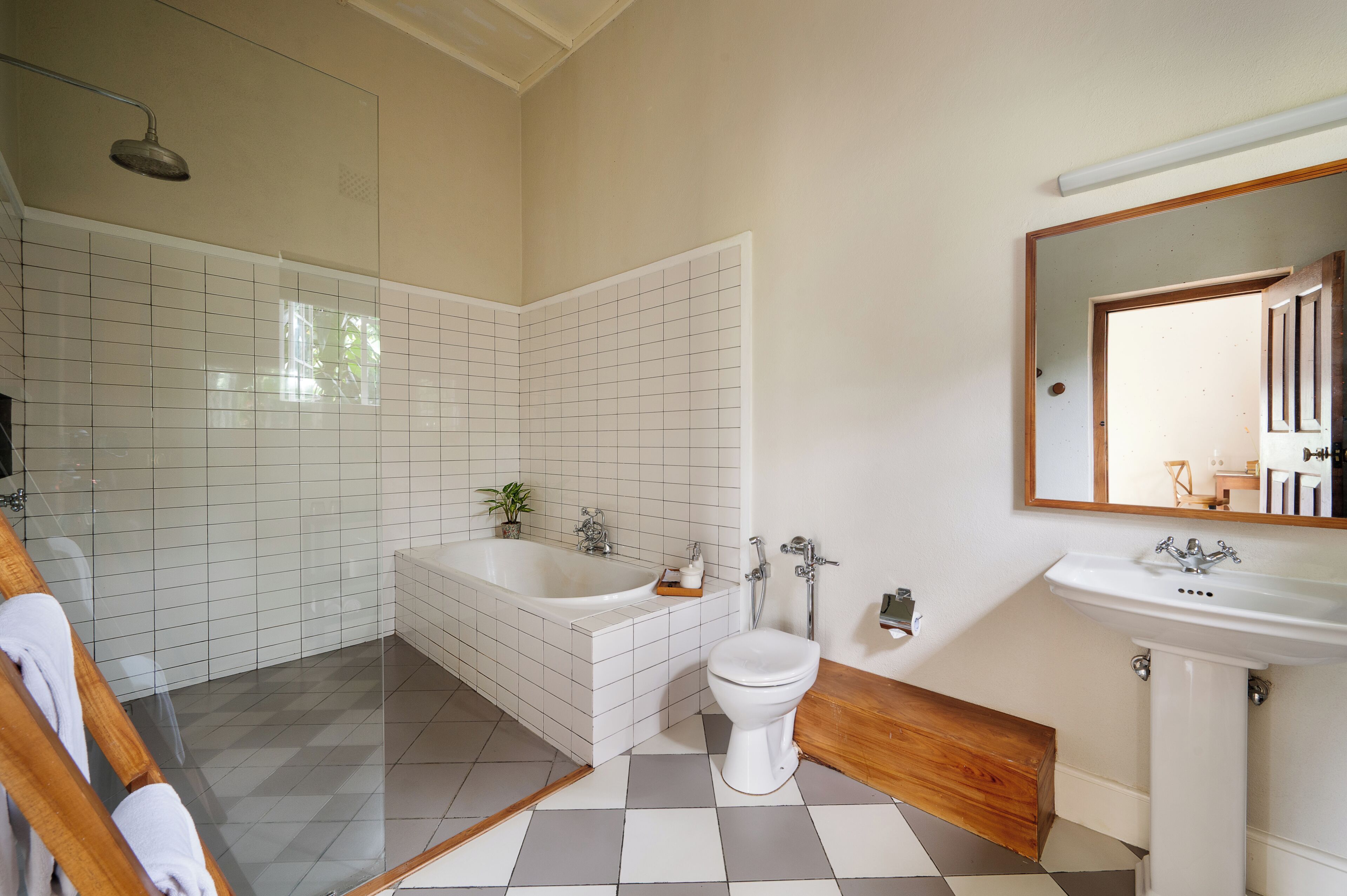 Chambre (Demodara Bedroom) | Salle de bain | Douche, articles de toilette gratuits, peignoirs, chaussons