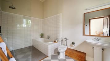 Chambre (Demodara Bedroom) | Salle de bain | Douche, articles de toilette gratuits, peignoirs, chaussons