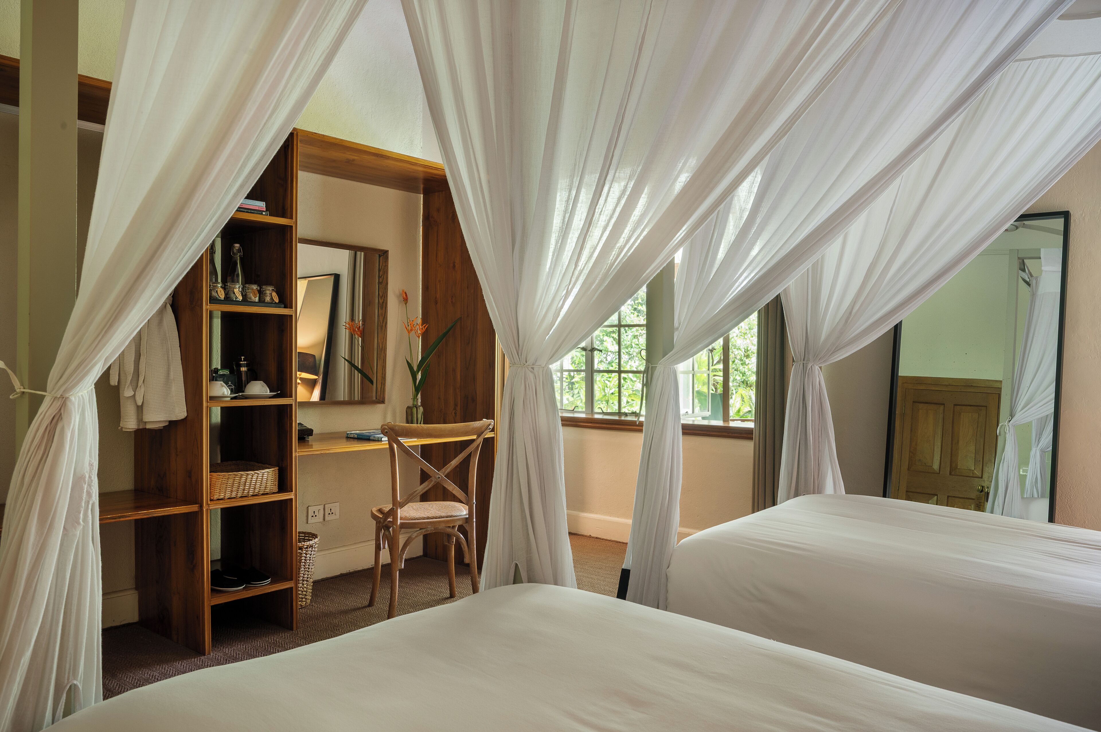 أغطية فراش متميزة و خزنة داخل الغرفة وبديكورات فريدة لكل غرفة