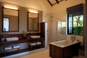 Suite, vista al lago | Baño | Regadera, amenidades de baño gratuitas, batas, pantuflas 