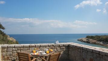 Petit déjeuner buffet (10 EUR par personne)