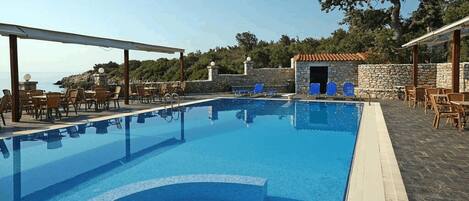 En säsongsöppen utomhuspool