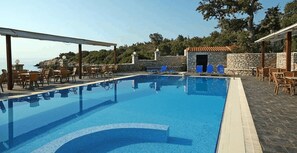 Seasonal outdoor pool - Lalloudes Mani Hotel (East Mani)