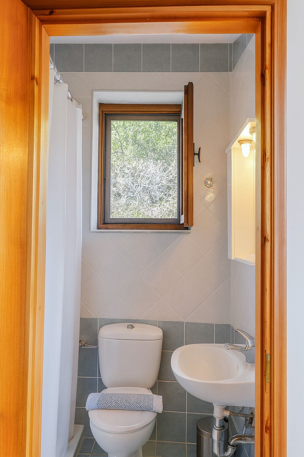 ฝักบัว, ของใช้ในห้องน้ำฟรี, ผ้าเช็ดตัว