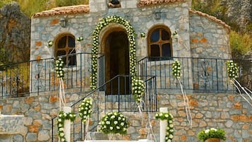 Shower, free toiletries, towels