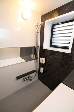Deluxe tweepersoonskamer, niet-roken, balkon | Badkamer met douche