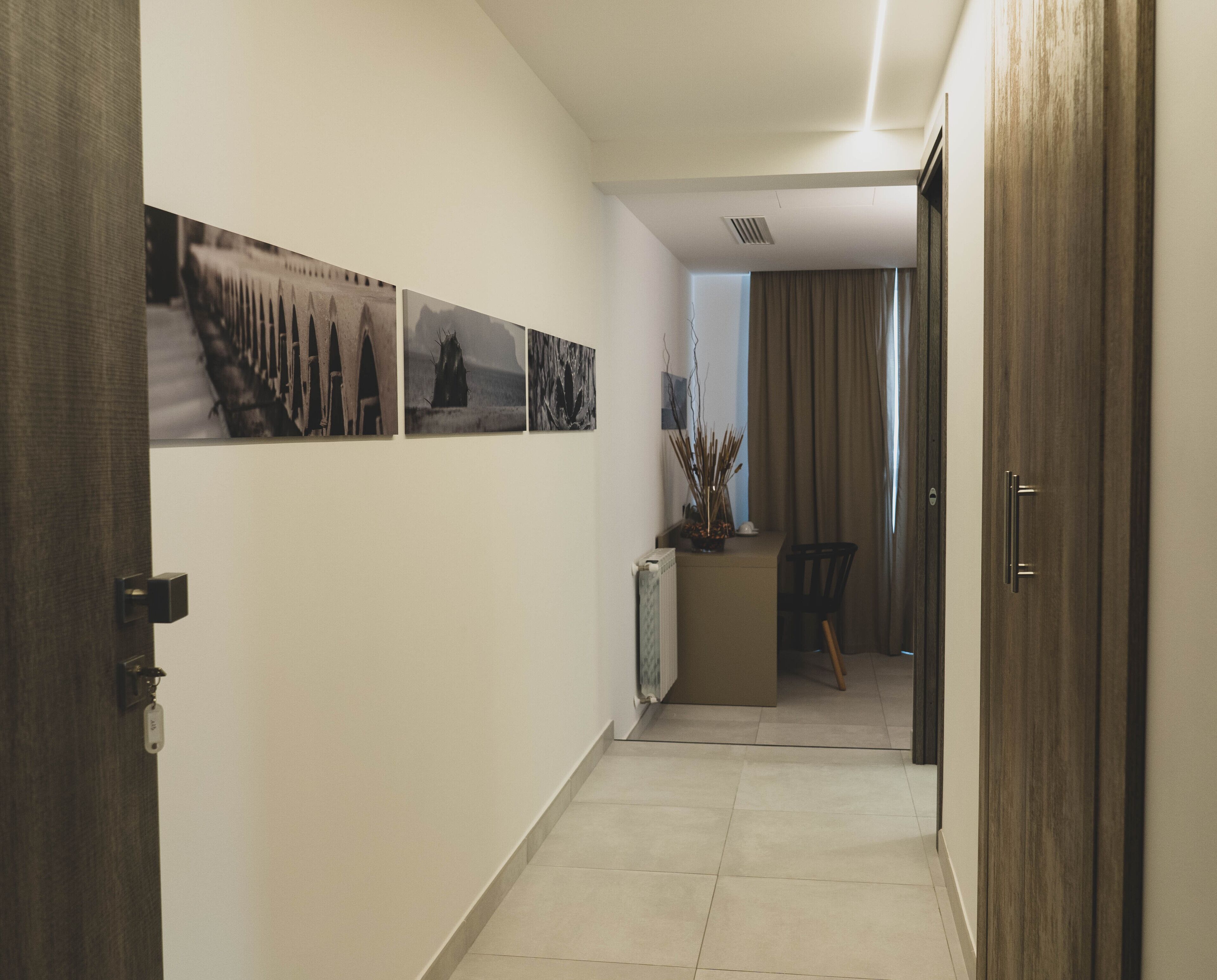 Minibar, caja fuerte, wifi gratis y ropa de cama