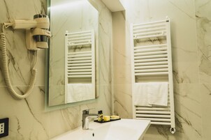 Ducha, artículos de higiene personal gratuitos y secador de pelo