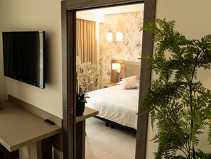 Family Quadruple Room | Minibar, in-room safe, free WiFi, bed sheets - Hotel Pontemare (Palermo)