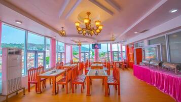 Daily buffet breakfast for a fee