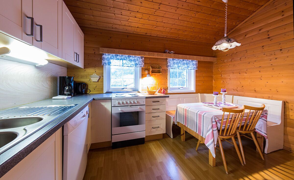 Cabin (nr 4) | Private kitchen | Full-size fridge, oven, stovetop, dishwasher