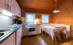 Cabin (nr 4) | Private kitchen | Full-size fridge, oven, stovetop, dishwasher - Skottneset Feriesenter (Stad)