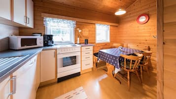 Cabin (nr 2) | Private kitchen | Full-sized fridge, oven, stovetop, dishwasher
