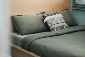 Hypo-allergenic bedding, down duvets, desk, laptop workspace - Spring Guest House (Tainan)