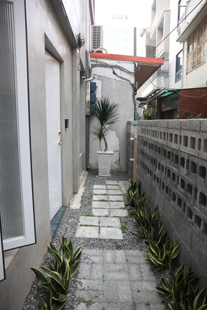 Habitació quàdruple familiar, 1 dormitori, amb bany privat, zona enjardinada | Vista del pati