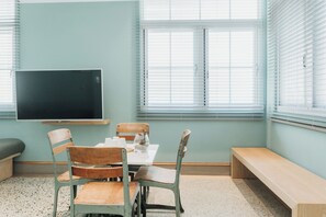 Hypo-allergenic bedding, down duvets, desk, laptop workspace - Spring Guest House (Tainan)