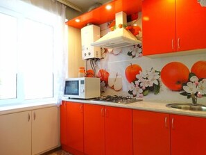 Apartment | Private kitchen | Full-sized fridge, microwave, stovetop, electric kettle - Inndays on Akademika Pavlova (Tula)