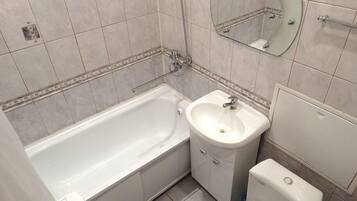Apartment | Badezimmer | Badewanne, kostenlose Toilettenartikel, Haartrockner, Handtücher
