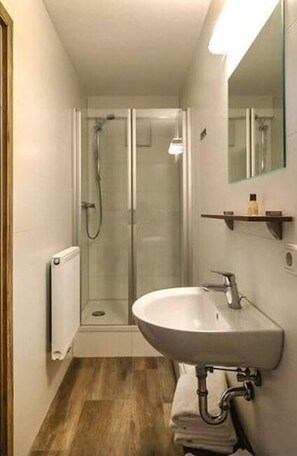 Een douche, een haardroger, handdoeken, zeep