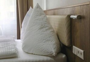 Een bureau, gratis wifi, beddengoed