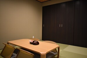 Flat-screen TV - Heian Sakura 102 (Kyoto)