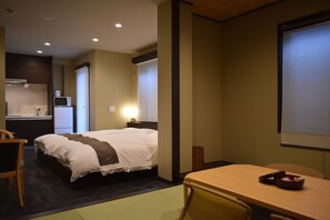 1 間臥室、客房內保險箱、書桌、筆電工作空間