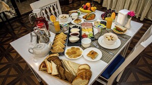 Un bufé de desayuno con diversas opciones de comida y bebidas.
