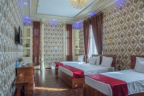 Habitación cuádruple Deluxe | Escritorio, espacio para trabajar con un portátil, cortinas opacas