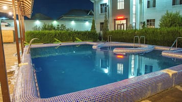 Piscine extérieure (ouverte en saison), cabanons gratuits