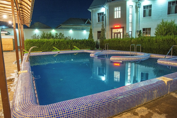 Una piscina al aire libre de temporada, camas de piscina gratis