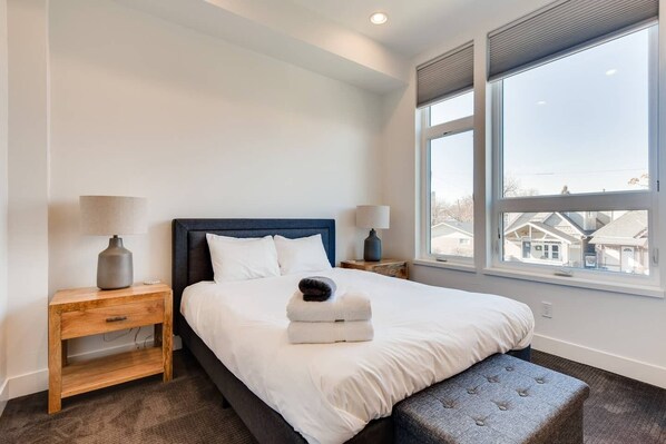 2 habitaciones, tabla de planchar con plancha y ropa de cama 